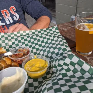 The pub pretzels are always good. Excellent service. Enjoyable music