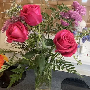The front angle of the $70 bouquet that was delivered.  Anyone can buy that at Walmart for $10!!