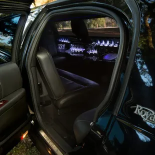 Riverbend provides complimentary stocked bar for your limousine services.