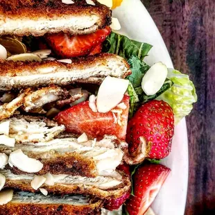 Almond crusted chicken salad. Crispy and delicious! IG @minnie_munchies