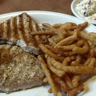 Tuna steak and onion straws
