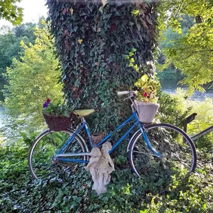 Tableau in the garden on the river bank