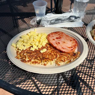 a plate of breakfast food