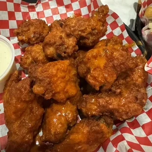 chicken wings and fried chicken, bbq wings, poultry, chicken wings, food, fried chicken wings, fried chicken, chicken, bbq chicken