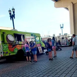 This place is buzzzzzin..