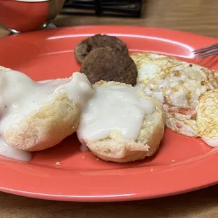 a plate of breakfast foods