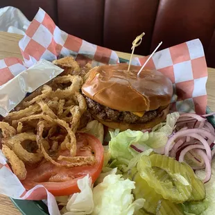 Cheeseburger with onion strings