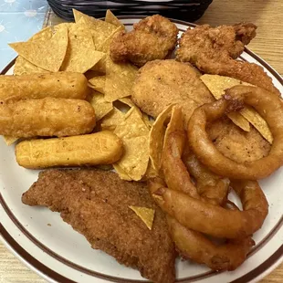 Appetizer sampler... overpriced ($18), burnt, frozen food.