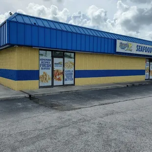 Aug 2020: The entrance is closest to the street-- far right