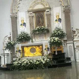 Decoración para la iglesia  hermosas  flores
