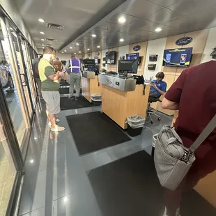 MANAGEMENT policy apparently approves of employees to stare at phones while customers wait. Not this kids fault if Management doesn't care.