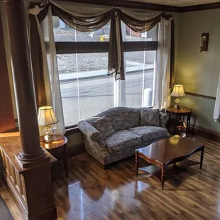 The lobby (on the left you have the entrance to the bar on the right the restaurant) and entrance for the inn.