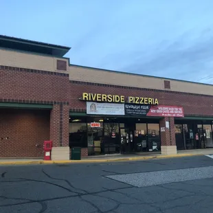 the outside of the restaurant