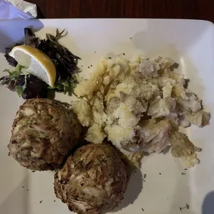 broiled crab cakes with mashed potatoes