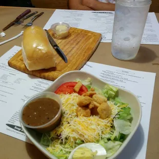 Side salad and bread came out in 2 minutes!