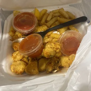 Six piece fried oyster and shrimp combo with the appetizer of scallops added on the side
