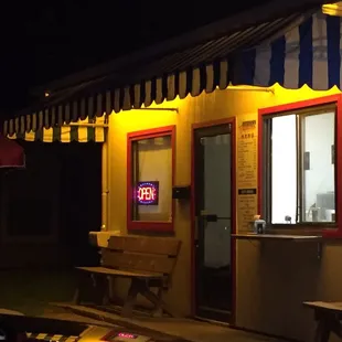 Old school look with the yellow lights. Classic.