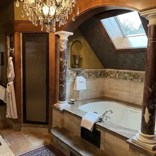 Tub in Oscar Wilde room