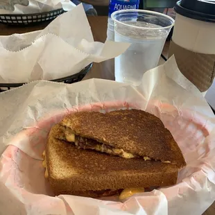 Grilled pimento cheese with bacon &amp; fresh tomatoes