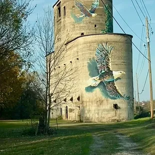 Take a relaxing stroll along the paths that lead to the silos.