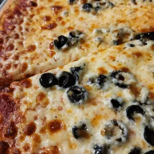 Thin, crispy, extra cheese and black olives. Yummy.