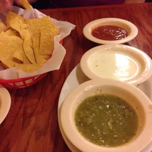 Salsa, queso, salsa verde.  Flag.