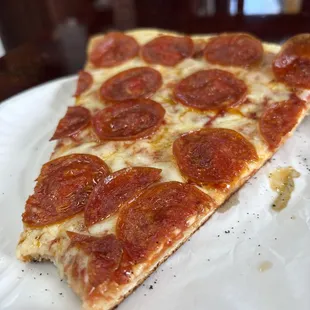 Pepperoni pizza slice