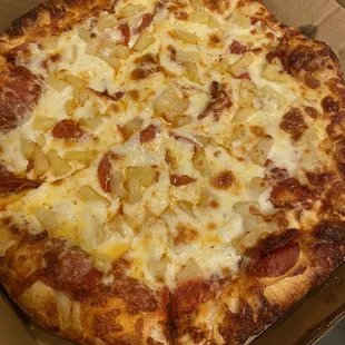 Pineapple and pepperoni medium pizza