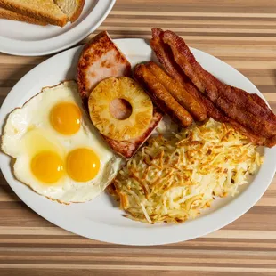 a plate of breakfast food