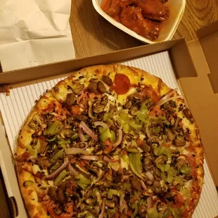 Very good pizza, very bomb saucy wings! Highly recommended