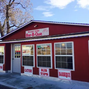 Spicy sauce + sweet slaw + smoky pork  = happy belly!