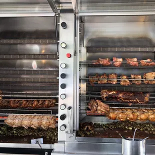 a roaster with roasting chickens