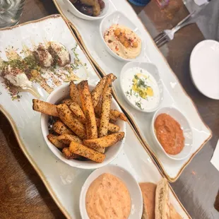 happy hour mezze (more pita pls!!)