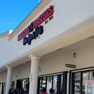 eople eating outside