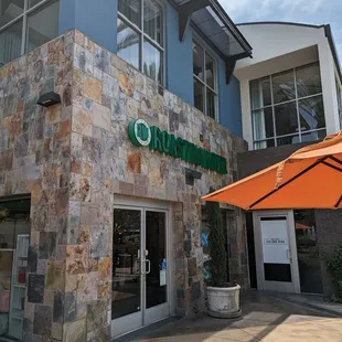 the outside of a restaurant