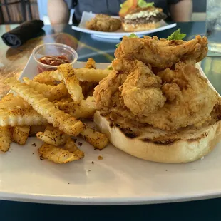 Chicken sandwich w/ fries