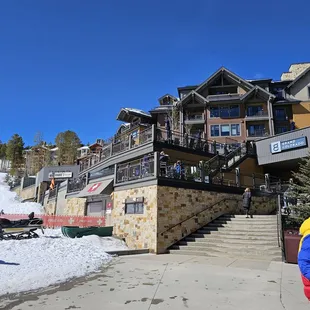 Robbies Tavern outside photo. It is located on the perfect location