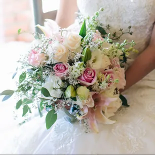 Elegant bouquet, not too big and not too small. Wedding designer customized it not only to my taste but also my size!