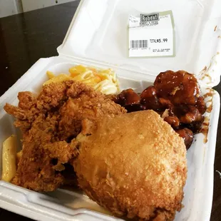 Some of the best fried chicken in the city. 5 dolla hot plates, getchu some!!