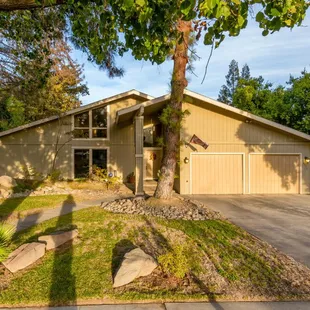 Bullard High Beauty! Only $328,500! Robert Mitchell ...Call today (559 )250-3442