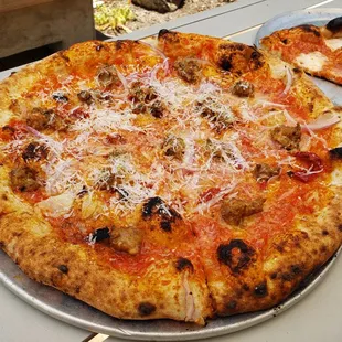 Some kind of sausage pizza - delicious. They change their menu not infrequently...