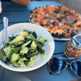 Rosso Pizza, melón and cucumber salad