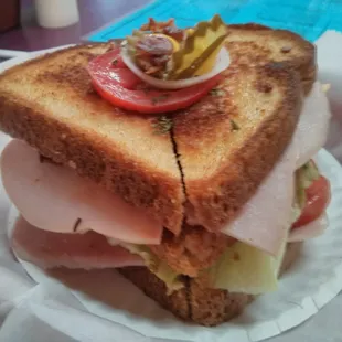 a sandwich on a paper plate