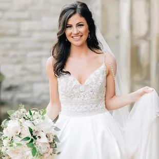 An absolutely gorgeous bride with her elegant bouquet.