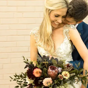 September bride and natural bouquet