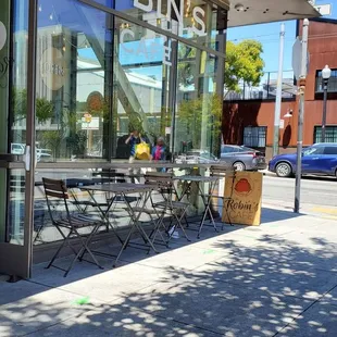 the outside of robin's