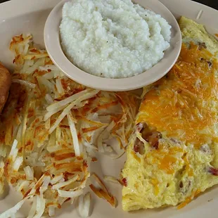 3 #egg #omelette w/ #bacon, #hashbrowns, #grits &amp; #biscuit. #RobinsCountryKitchen #breakfast #FloralCity