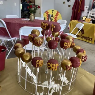 Graduation cake pops!!