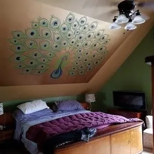 I think this is a California king in the main bedroom for treetop