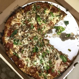 We slowed down long enough to snap a quick photo of the Deluxe pizza before we wiped it out.